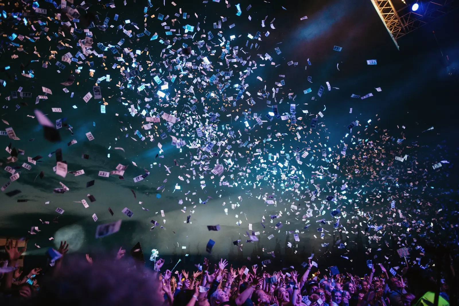 Confetti care cad peste mulțime, sub lumini colorate