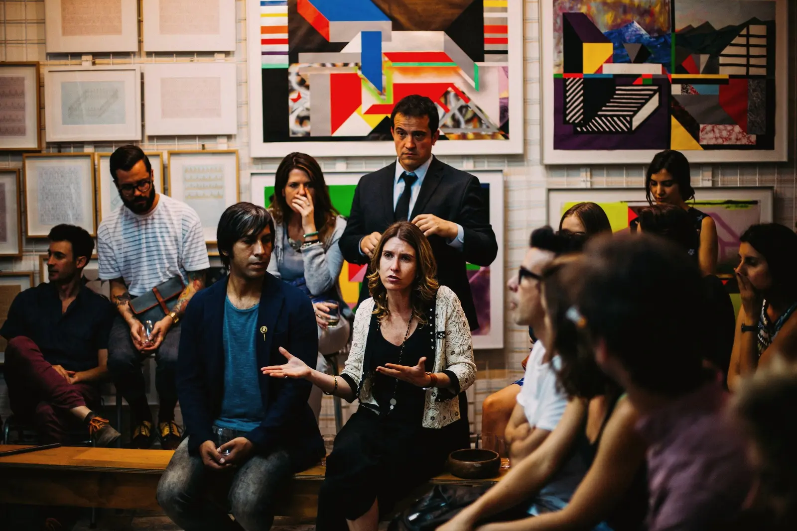 Discuție informală în panel, cu public, într-un spațiu de galerie