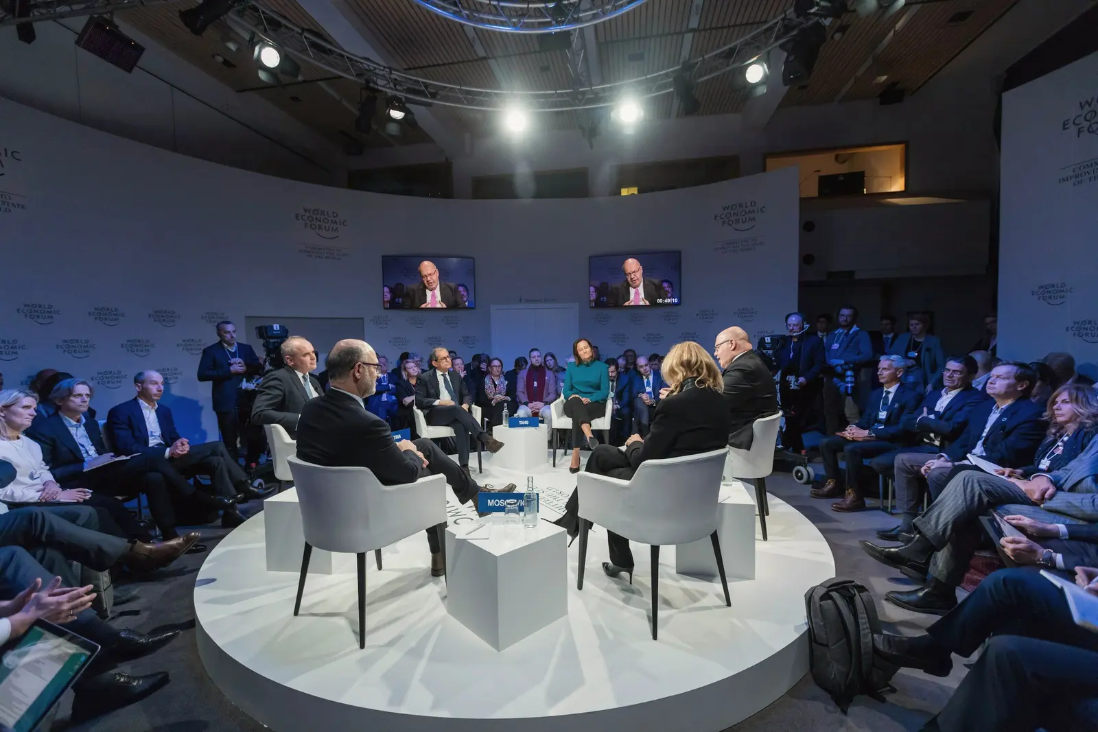 Discuție în panel pe o scenă rotundă, cu un public numeros